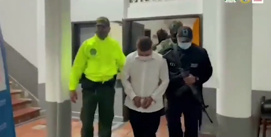 Sau nhiều năm lẩn trốn, Luis được cho là tin rằng cảnh sát đã từ bỏ việc bắt giữ anh ta nên thản nhiên tới nơi làm đám cưới. Ảnh chụp màn hình.