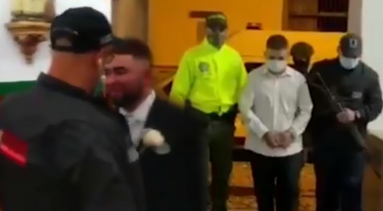 Đoạn video do nhà chức trách Colombia công bố cho thấy, Luis bị bắt ngay trước lúc tiến đến bàn thờ làm lễ cưới. 