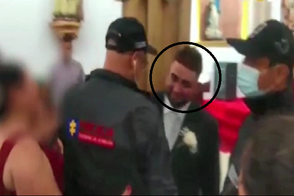 The Sun đưa tin, Luis Daniel Santana Hernández (khoanh tròn), trùm ma túy Colombia đã bị bắt giữ hôm 18/8 khi đang cử hành hôn lễ tại một nhà thờ ở thị trấn nhỏ Uramita. Ảnh: The Sun. 