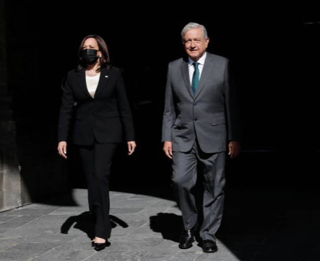 Phát biểu trong cuộc họp báo tại Mexico trước khi trở về nước, Phó Tổng thống Mỹ Kamala Harris cam kết với những người dân nghèo và bị đe dọa ở khu vực Mỹ Latinh rằng Mỹ có “khả năng mang lại cảm giác hy vọng” để họ có thể có cuộc sống tốt hơn ngay tại quê nhà của họ. Ảnh: Phó Tổng thống Kamala Harris và Tổng thống Mexico Andres Manuel Lopez Obrador.