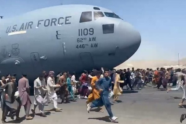 Người dân Afghanistan đu bám máy bay Mỹ cất cánh rời Kabul Nguoi dan Afghanistan du bam may bay My cat canh roi Kabul