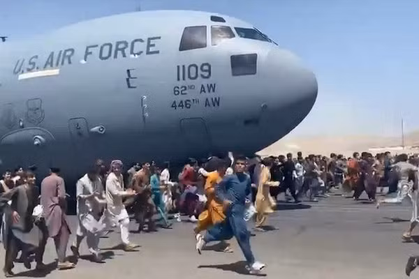 Nguoi dan Afghanistan du bam may bay My cat canh roi Kabul