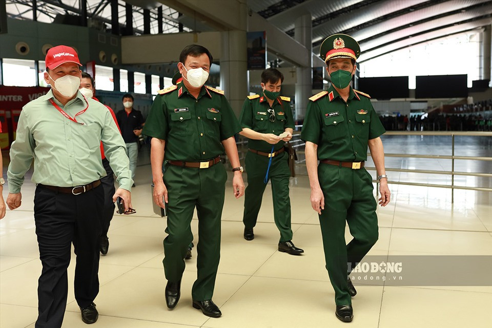 Trung tướng Trần Duy Giang - Chủ nhiệm Tổng cục Hậu cần (giữa) có mặt tại sân bay động viên các chiến sĩ lên đường hoàn thành tốt nhiệm vụ. Các bác sĩ, học viên đều quyết tâm đoàn kết, phát huy tối đa kiến thức và kỹ năng chuyên môn, khắc phục mọi khó khăn, quyết tâm phục vụ, bảo vệ, chăm sóc sức khỏe cho nhân dân, hoàn thành tốt mọi nhiệm vụ được giao. Ảnh: Hải Nguyễn.