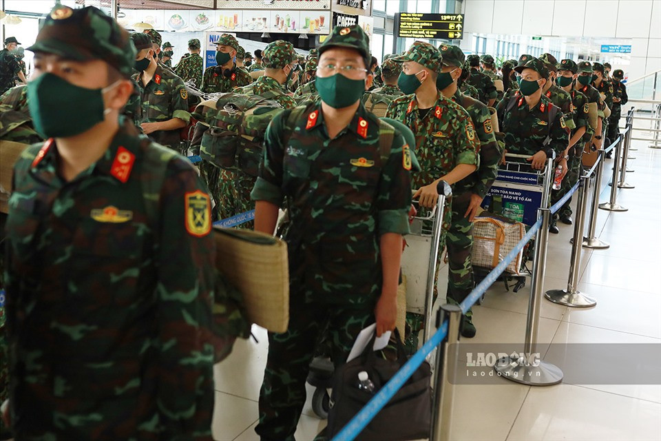 Trung tướng Đỗ Quyết cho rằng, có hai điểm quyết định trong sự thành công của đoàn công tác là tính kỷ luật và tình thương yêu người dân, người bệnh. Ông nhắc nhở thành viên đoàn công tác tuyệt đối tuân thủ các quy định về phòng chống lây nhiễm vì “cầm súng đi đánh giặc mà để bị thương, sẽ thất bại“. Ảnh: Hải Nguyễn