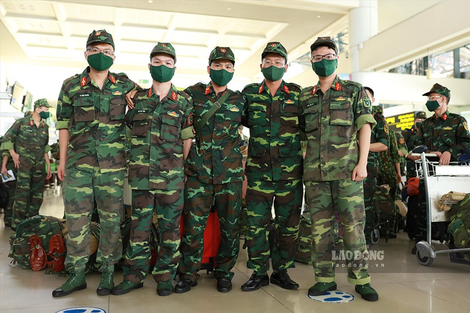 Trung tá Nguyễn Hồng Dương (đứng giữa) đang là bác sĩ Bệnh viện 304 thuộc Tổng cục Hậu cần - Khoa Chấn thương Chỉnh hình. Trung tá Dương đang là Học viên sau đại học tại Học viện Quân y. Bản thân anh hiện tại đã có gia đình riêng với 2 con nhỏ nhưng luôn sẵn sàng nhận nhiệm vụ bất kỳ thời điểm nào. Ảnh: Hải Nguyễn