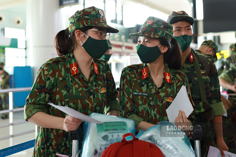 Đoàn công tác tổ chức thành 60 tổ quân y lưu động, trong đó có 113 bác sĩ, 2 cán bộ, 180 học viên do Đại tá Nguyễn Anh Tuấn, Hệ trưởng hệ sau Đại học, làm Trưởng đoàn. Ảnh: Hải Nguyễn