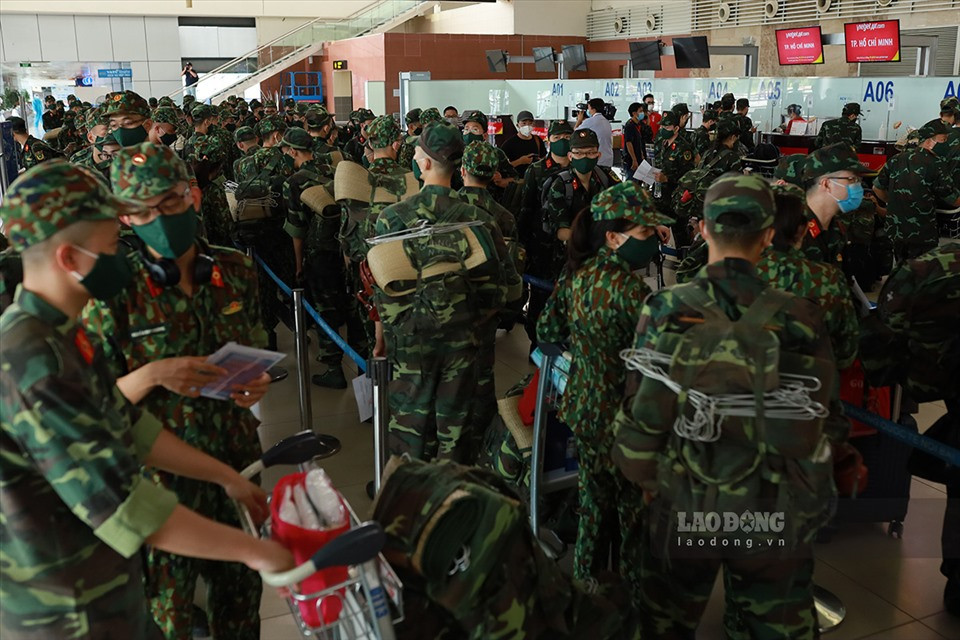 Hàng trăm cán bộ, y bác sĩ, học viên của Học viện Quân y đã tình nguyện đi vào những nơi khó khăn nhất, nơi người dân đang cần nhất để thực hiện trách nhiệm của người lính trong thời bình. Ảnh: Hải Nguyễn