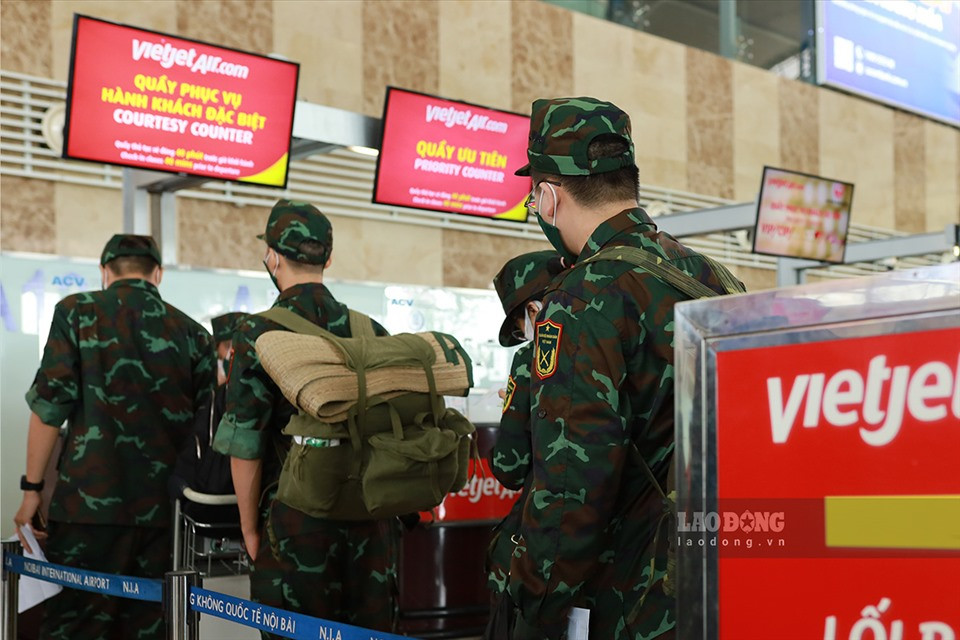 Phát biểu tại lễ xuất quân, Trung tướng Đỗ Quyết, Giám đốc Học viện Quân y, cho biết sau gần 300 cán bộ, học viên xuất quân sáng nay, Bộ Quốc phòng sẽ cử 600 cán bộ, nhân viên quân y tiếp tục vào chi viện cho TP.HCM chống dịch vào thứ 2 tới. Trung tướng Quyết mong muốn cán bộ, học viên của học viện sẽ trở thành những chiến sĩ xung kích, đảm trách tốt vai trò của một sĩ quan, vừa là một học viên Học viện Quân y, hoàn thành tốt nhiệm vụ trong đợt công tác này. Ảnh: Hải Nguyễn