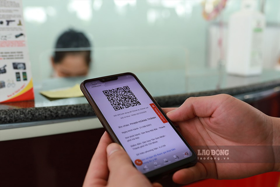 Các bác sĩ, học viên quân y thực hiện khai báo y tế tại sân bay trước khi vào TP.HCM chống dịch. Ảnh: Hải Nguyễn.