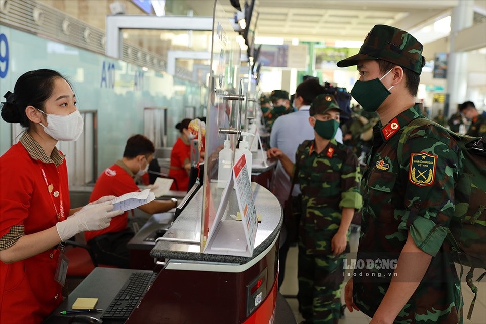 Lần này các bác sĩ có nhiệm vụ đến tận phường, tổ dân phố, từng gia đình phát hiện, điều trị cho bệnh nhân mắc COVID-19 và điều trị cả những bệnh nền khác. Trong ảnh, Phạm Hoàng Thành - Học viên Học viện Quân y làm thủ tục tại sân bay Nội Bài. Ảnh: Hải Nguyễn.