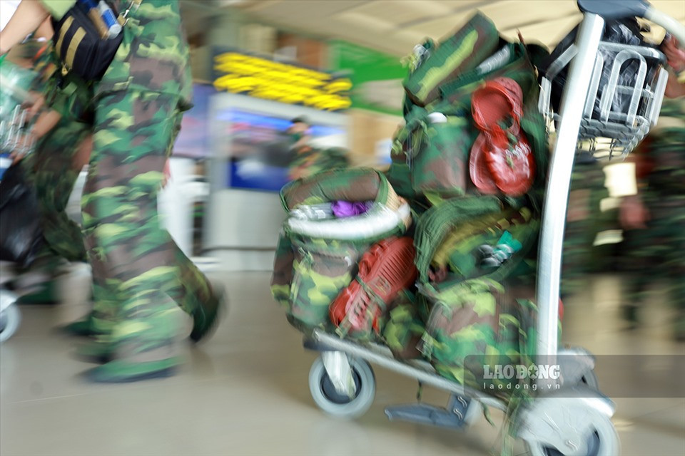 Hành lý, quân tư trang của các bác sĩ, học viên vào TP.HCM làm nhiệm vụ. Ảnh: Hải Nguyễn.