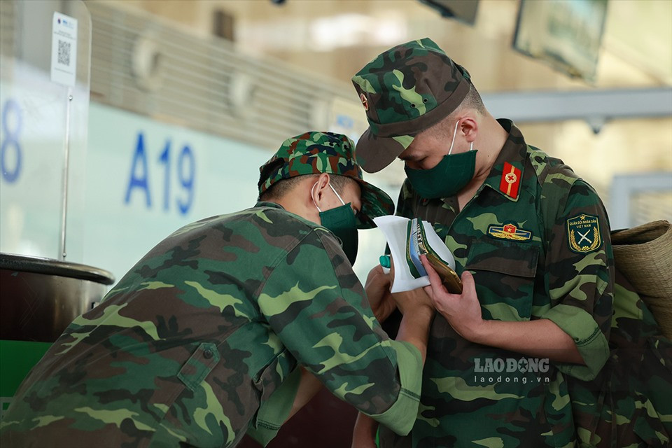 Lần này, các học viên Quân y không chỉ đi lấy mẫu mà sẽ thực hiện công việc như đi lâm sàng, tức là xuống chăm sóc bệnh nhân tại nhà, tại khu phố. Trong ảnh, các học viên đang chuẩn bị trước khi lên máy bay. Ảnh: Hải Nguyễn.