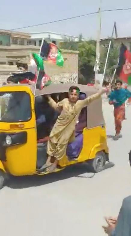 Trước đó, ngày 15/8, lực lượng Taliban đã tiến vào thủ đô Kabul và giành quyền kiểm soát nơi này. Lo sợ nằm dưới sự kiểm soát của Taliban, nhiều người dân Afghanistan đã tìm cách rời khỏi đất nước. Ảnh: Biểu tình phản đối Taliban ở Kabul.