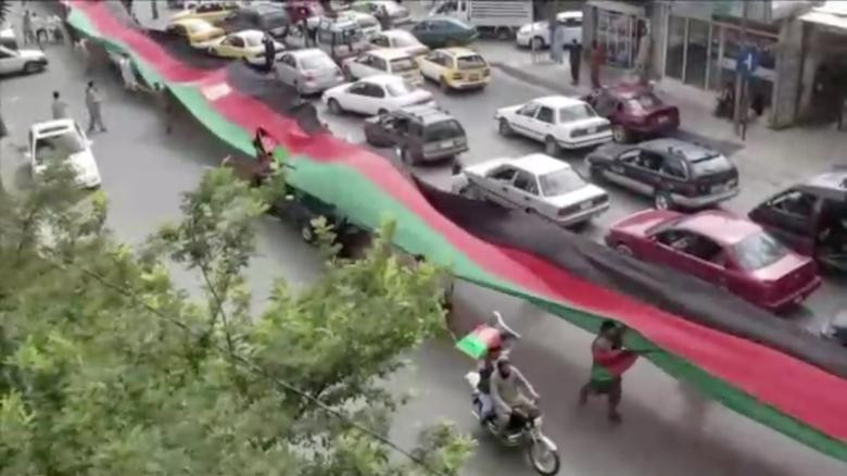 Người biểu tình Afghanistan với lá cờ "khổng lồ" ở thủ đô Kabul ngày 19/8.