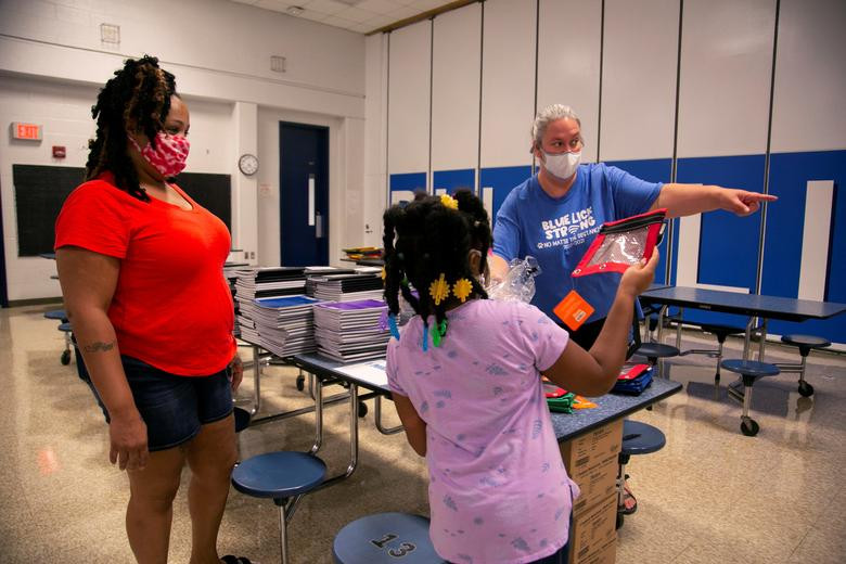 Các em học sinh tại trường Tiểu học Blue Lick ở Louisville được phát đồ khi trở lại trường học.