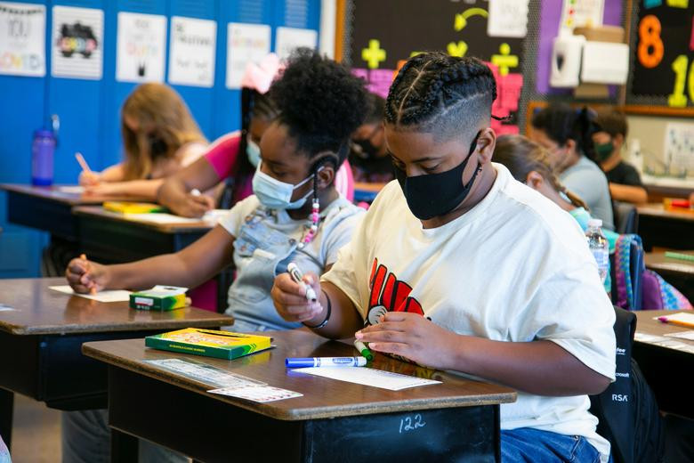 Học sinh đeo khẩu trang tại trường Tiểu học Wilder ở Louisville ngày 11/8.