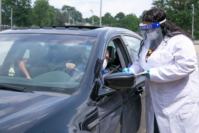 Joanna Javed đưa con gái Samira Javed đi xét nghiệm COVID-19 tại trường Trung học Seneca, trước khi bắt đầu đi học trở lại ở Louisville, ngày 10/8.