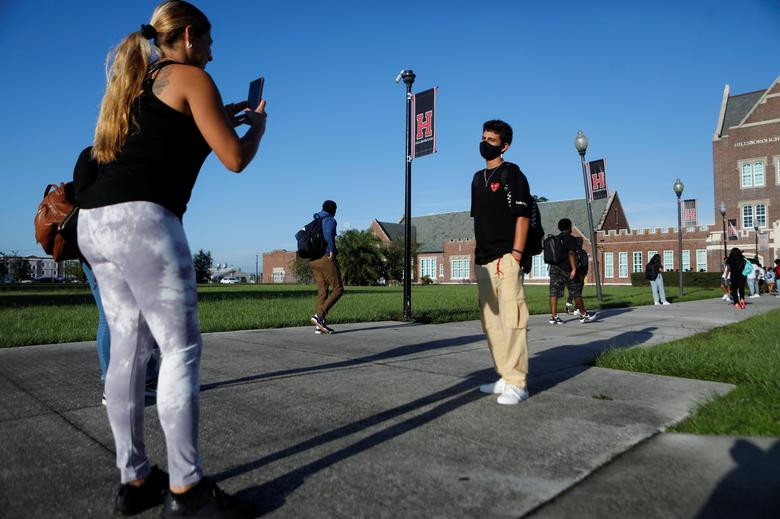 Lisa Placeres chụp ảnh con trai của cô, Daniel Fiallo, trong ngày đầu trở lại trường Trung học Hillborouth ở Tampa ngày 10/8.