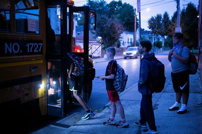 Eliot Miller cùng các bạn lên xe buýt để tới trường ở Louisville, Kentucky, ngày 11/8 sau thời gian dài ở nhà vì dịch COVID-19.