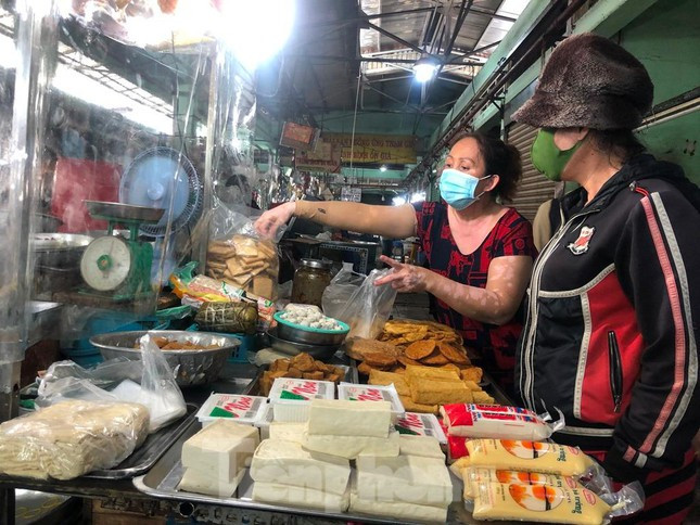 Một quầy đậu hủ tươi, giá tầm 10.000 đồng/miếng chờ khách mua.