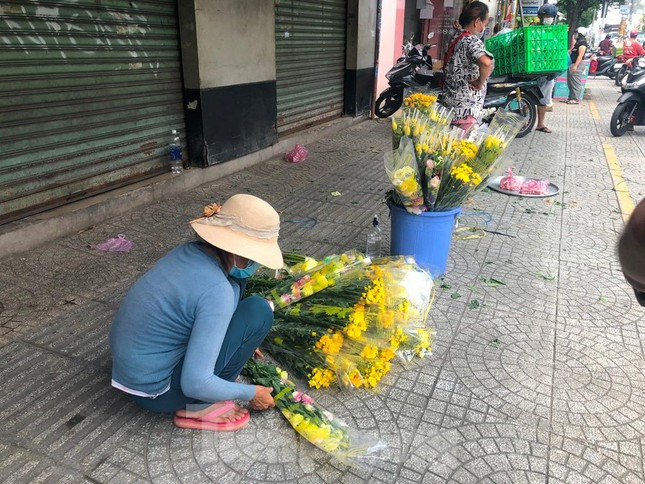 Hoa cúng có giá từ 25.000-50.000 đồng/bó.