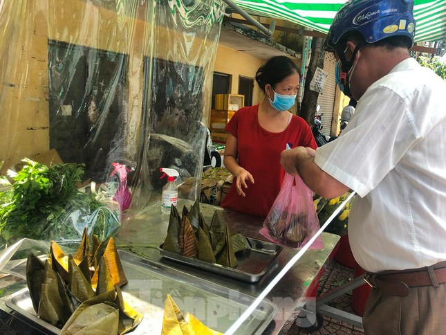 Các loại bánh ít chay, nhân dừa, đậu đắt hàng. Trước đó còn có bánh tét nhưng đã nhanh chóng hết hàng, người bán không hứa chắc ngày mai sẽ có lại.