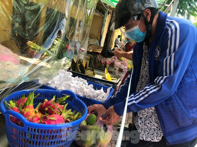 Chiều ngày 21/9, tại một điểm bán rau củ, trái cây trên đường Chợ Lớn (Q.6, TPHCM), người dân tranh thủ mua trái cây, bánh trái để cúng rằm.