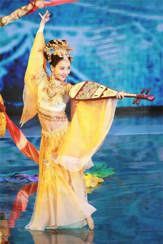 Ngắm những màn múa đẹp mê hồn của mỹ nhân Tân Cương - Hình 4 Ngam nhung man mua dep me hon cua my nhan Tan Cuong-Hinh-4