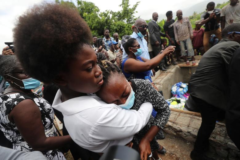 Đám tang của một người dân thiệt mạng trong trận động đất kinh hoàng ở Marcelline gần Les Cayes, ngày 21/8.