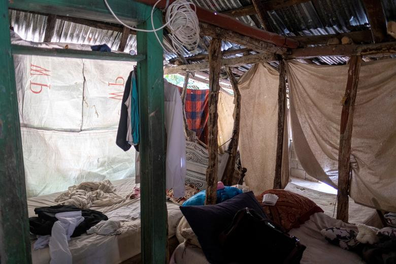 Bên trong một ngôi nhà tạm bợ ở khu Camp Perrin ngày 22/8.