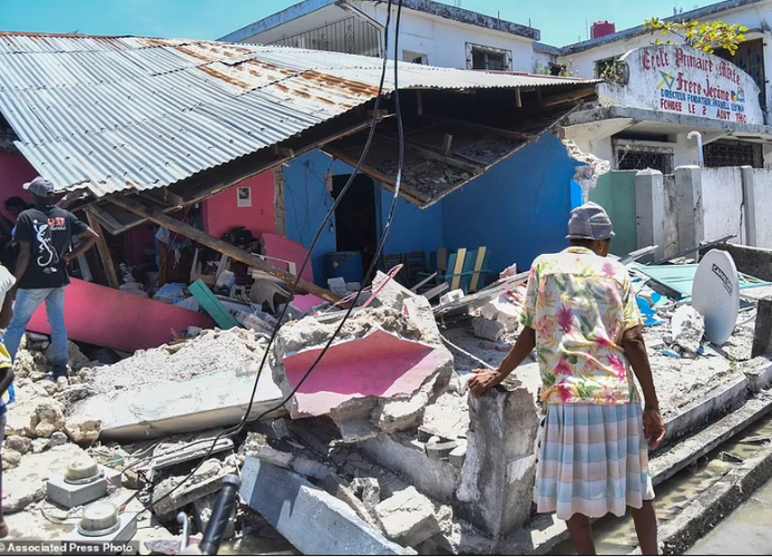 Như tin tức đã đưa, trận động đất mạnh 7,2 độ Richter làm rung chuyển Haiti vào khoảng 8h30 sáng ngày 14/8. Tâm chấn của trận động đất này nằm cách Saint-Louis-du-Sud, một thị trấn với hơn 50.000 dân, 12 km về đông bắc. Ảnh: AP.