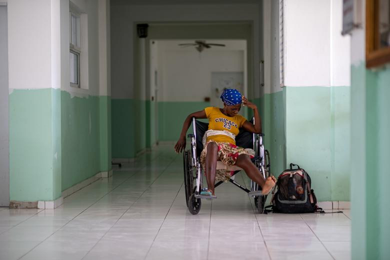 Một người phụ nữ bị thương đang được điều trị trong bệnh viện ở Les Cayes ngày 20/8.