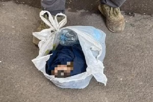 Me nhan tam vut con so sinh 1 ngay tuoi vao thung rac