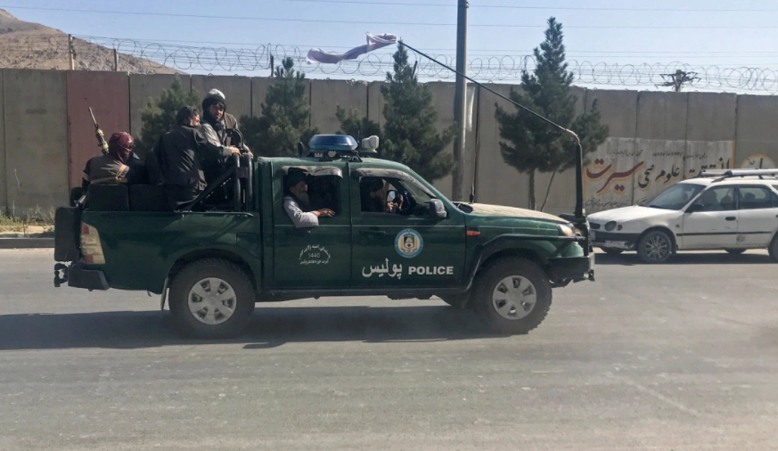 Các tay súng Taliban trên một chiếc xe cảnh sát ở Kabul.
