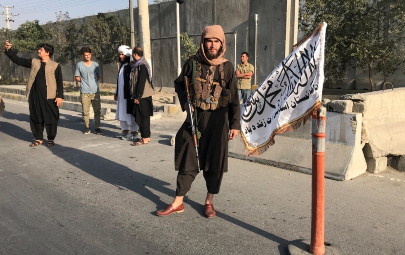 Một chiến binh Taliban canh gác bên ngoài trụ sở Bộ Nội vụ ở Kabul.