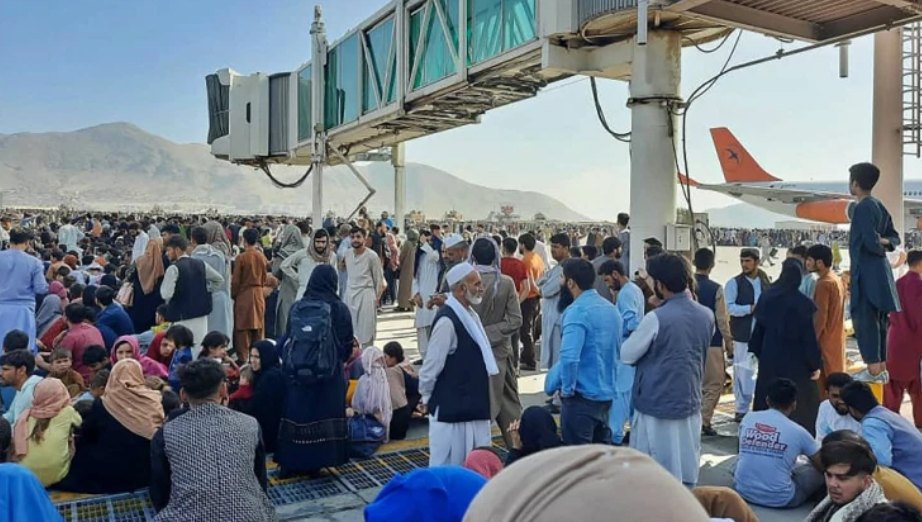 Đám đông tập trung ở sân bay Kabul chờ được sơ tán.