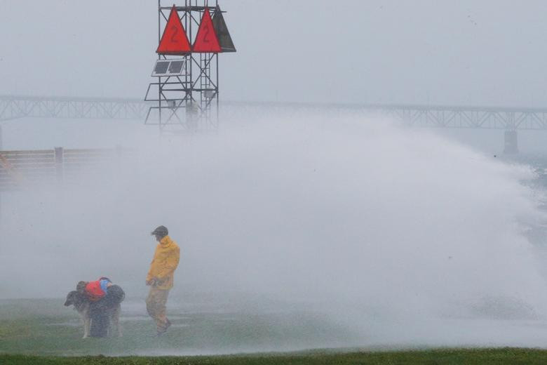 Toan canh bao Henri do bo vao My, pho bien thanh song