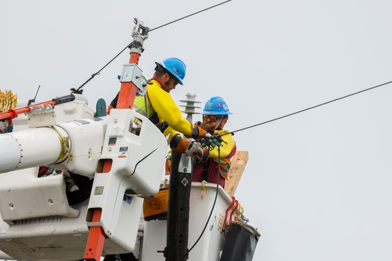 Hàng triệu cư dân ở vùng New England và Long Island của New York đã được cảnh báo về hiện tượng gió lốc, mất điện và sóng lớn. Ảnh: Reuters.