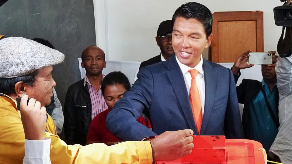 Ngoài ra, nhà chức trách Madagascar đã thu giữ 209.300 euro (tương đương 250.000 USD), hai xe hơi và một khẩu súng ngắn. Ảnh: Reuters.