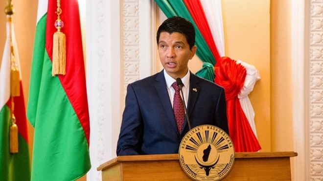 Tổng thống Madagascar Andry Rajoelina sinh ngày 30/5/1974 tại Antsirabe, Madagascar, trong một gia đình khá giả. Cha của ông là Đại tá Roger Yves Rajoelina, hiện đã nghỉ hưu. Ảnh: Reuters.