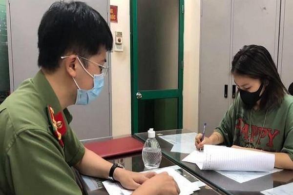 Nguon goc “the do quyen luc” cua hot girl khoe di khap Ha Noi