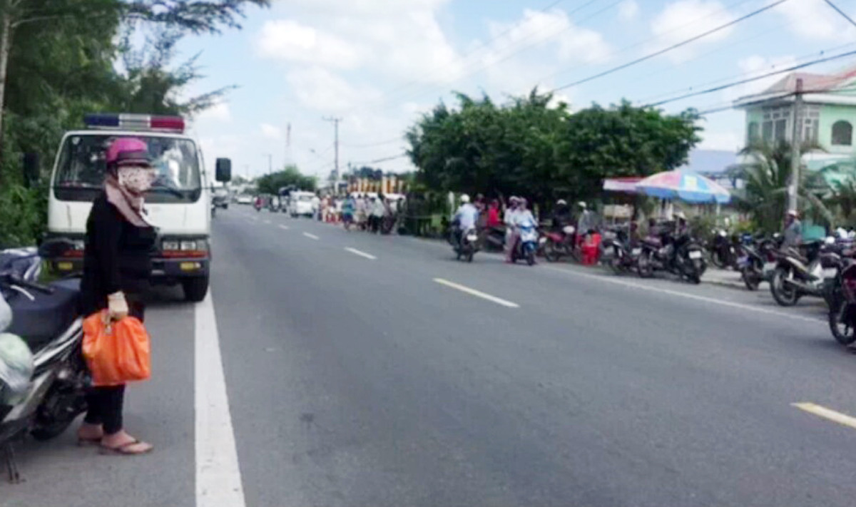 Hang tram nguoi dan do xo ra xem thi the nam chet ben duong quoc lo