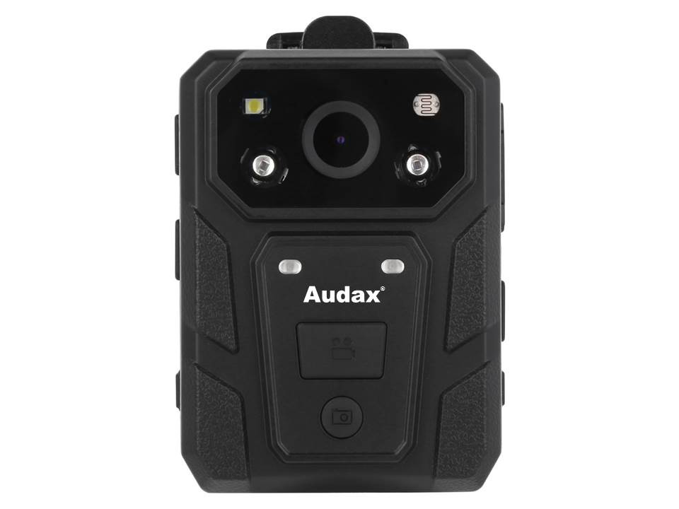 Theo thông tin của hãng Audax, chiếc camera gắn ngực mới trang bị cho CSGT Việt Nam có tên tiếng Anh là "Chest Camera". Hãng này cũng cung cấp rất rõ ràng những thông số kỹ thuật, tính năng của chiếc camera này. Cụ thể, camera này có trọng lượng chỉ 150g, kích thước 77 x 57 x 26 mm, cảm biến CMOS 36Mp (Ảnh) và 5Mp (Video). Camera này cũng được tích hợp định vị GPS, rất thuận tiện cho quá trình thi hành công vụ của CSGT.