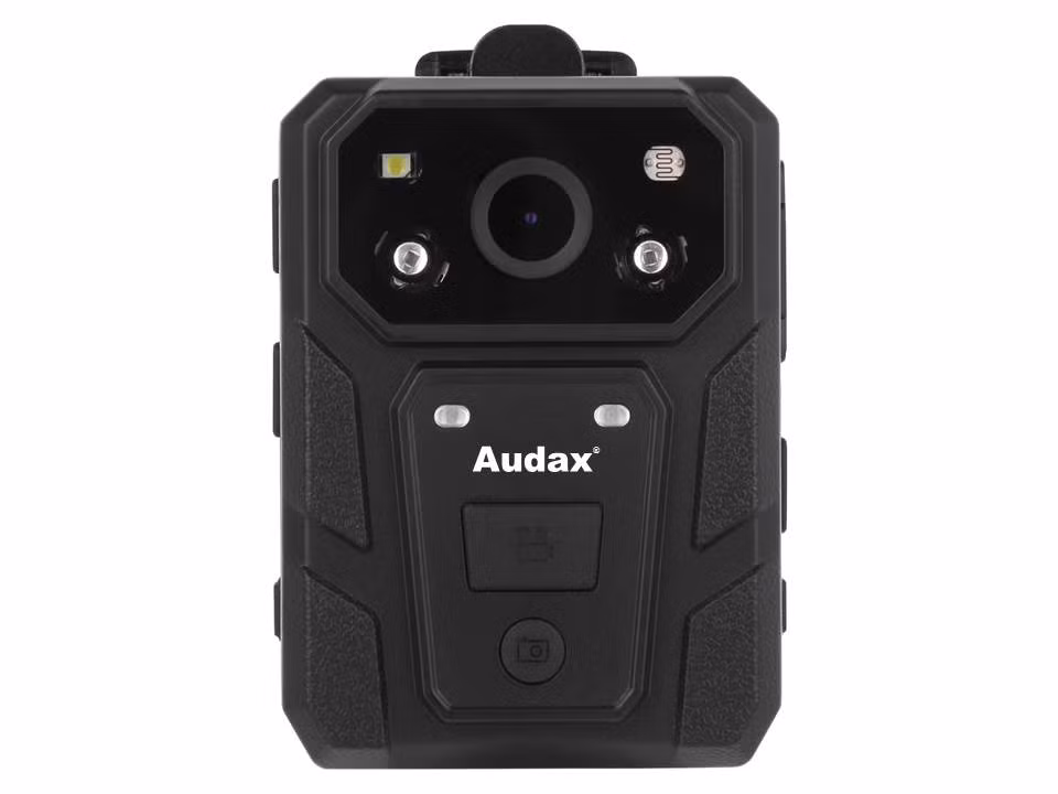 Theo thông tin của hãng Audax, chiếc camera gắn ngực mới trang bị cho CSGT Việt Nam có tên tiếng Anh là "Chest Camera". Hãng này cũng cung cấp rất rõ ràng những thông số kỹ thuật, tính năng của chiếc camera này. Cụ thể, camera này có trọng lượng chỉ 150g, kích thước 77 x 57 x 26 mm, cảm biến CMOS 36Mp (Ảnh) và 5Mp (Video). Camera này cũng được tích hợp định vị GPS, rất thuận tiện cho quá trình thi hành công vụ của CSGT.