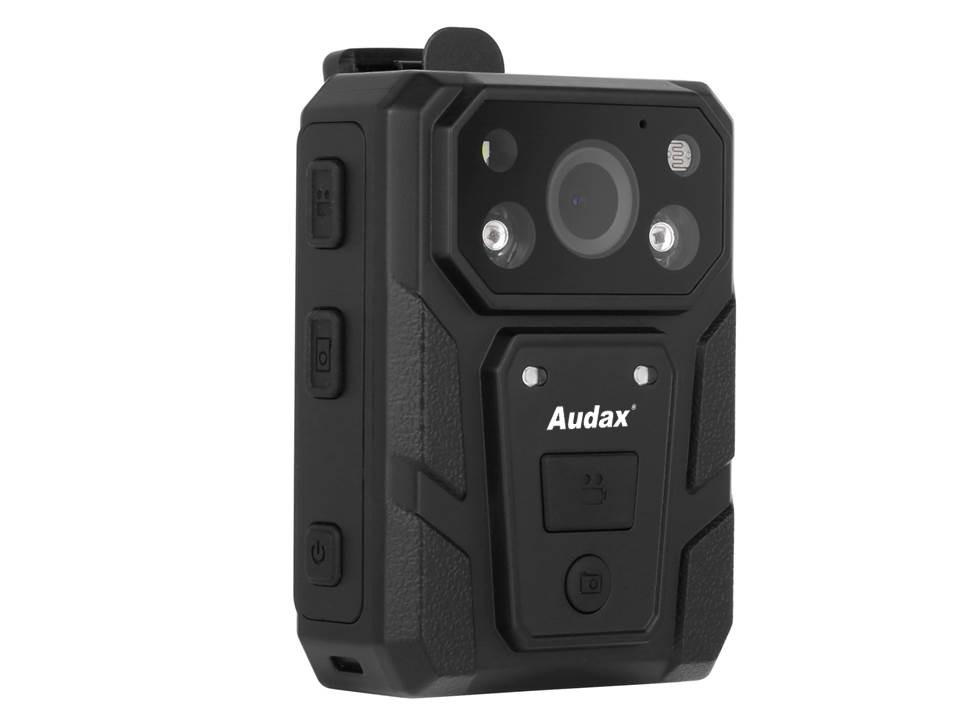 Mặt trước của camera gắn ngực bao gồm một nút lớn cho chức năng quay phim, nút nhỏ bên dưới có chức năng chụp ảnh và ghi âm. Phía trên là ống kính góc rộng 140 °, khẩu độ F/2.0. Bên cạnh ống kính là 2 đèn hồng ngoại được trợ giúp ghi hình vào ban đêm, có tầm chiếu sáng lên đến 10m. Cạnh bên của camera bao gồm nút nguồn và 2 nút tác vụ ghi hình nhanh.