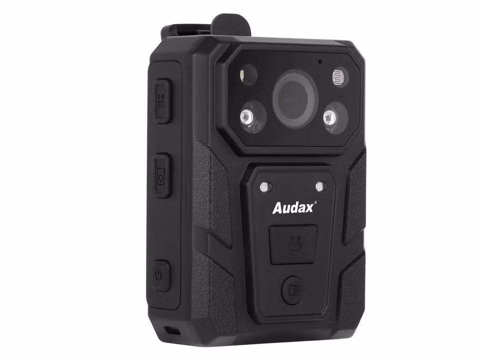 Mặt trước của camera gắn ngực bao gồm một nút lớn cho chức năng quay phim, nút nhỏ bên dưới có chức năng chụp ảnh và ghi âm. Phía trên là ống kính góc rộng 140 °, khẩu độ F/2.0. Bên cạnh ống kính là 2 đèn hồng ngoại được trợ giúp ghi hình vào ban đêm, có tầm chiếu sáng lên đến 10m. Cạnh bên của camera bao gồm nút nguồn và 2 nút tác vụ ghi hình nhanh.