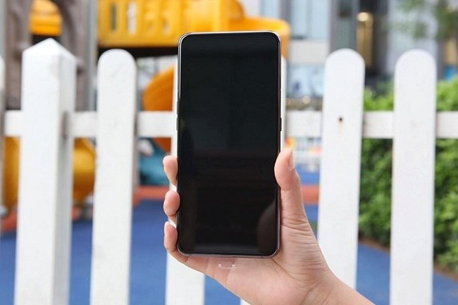 Máy còn được tích hợp máy quét vân tay trên màn hình và công nghệ âm thanh Dolby Atmos, mang lại trải nghiệm "chất" nhất.