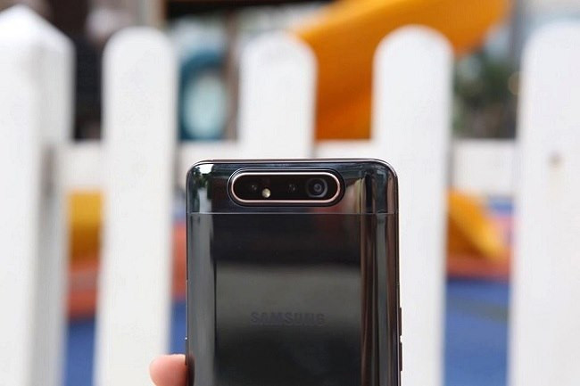 Camera sau đồng thời cũng là camera trước với 3 cảm biến: 48MP, 8MP và ToF 3D. Do đó, khả năng chụp ảnh của máy không hề thua kém các smartphone cao cấp.