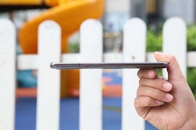 Thiết kế cạnh bên với các nút quen thuộc. Cạnh bên máy viền chắc chắn, mang đến cảm giác vững chãi khi cầm trên tay.