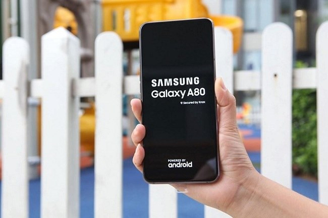 Samsung Galaxy A80 được tích hợp chip xử lý Snapdragon 730G, đi kèm RAM 8GB, sở hữu thỏi pin 3700 mAh mạnh mẽ.